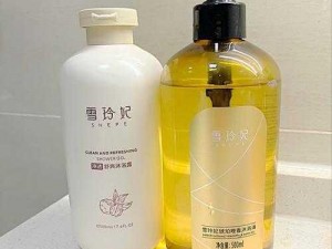 胡桃给旅行者挤出乳液，乳液富含植物草本成分，能够温和滋润肌肤，为肌肤注入活力